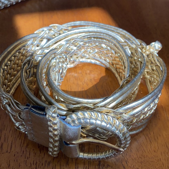 Vintage 80’s gold Ladies belts. Make a bold fashion statement with these. - Picture 5 of 8